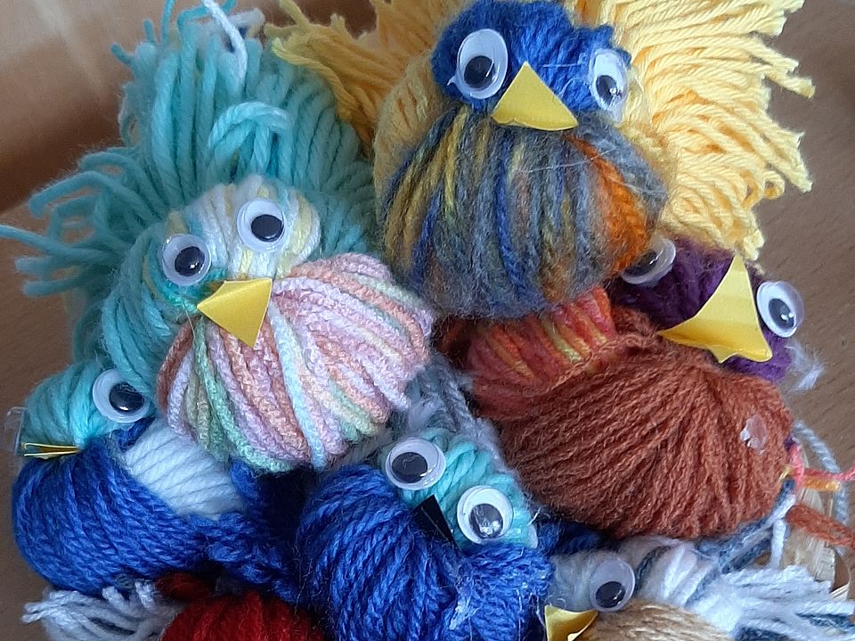Bild zeigt eine Schale mit aus Wolle gefertigten Vögeln