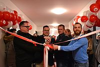 Bild zeigt Gunnar Quaas, Alexander Plass,  Marcus Loh und Maximilian Menke beim durchschneiden des Bandes zur Eröffnung 