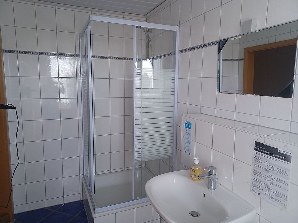 Bild zeigt den Blick in das kleine Badezimmer nur mit Dusche