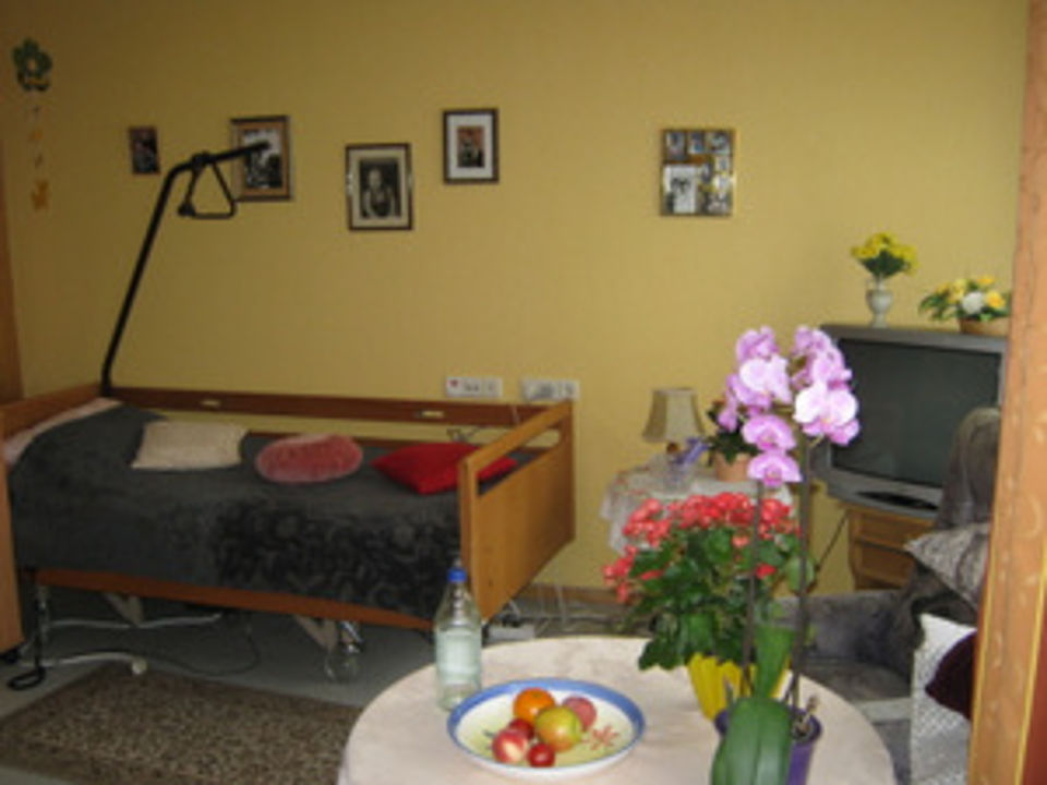 Bild zeigt ein Pflegebett, welches in das Zimmer integriert ist