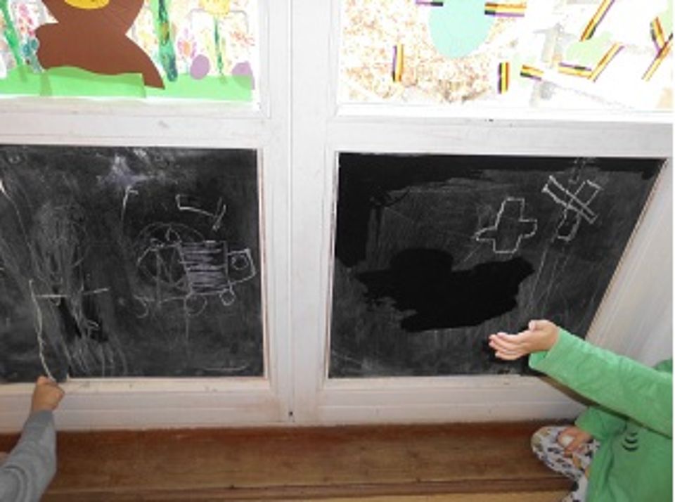 Bild zeigt eine bemalte Tafel