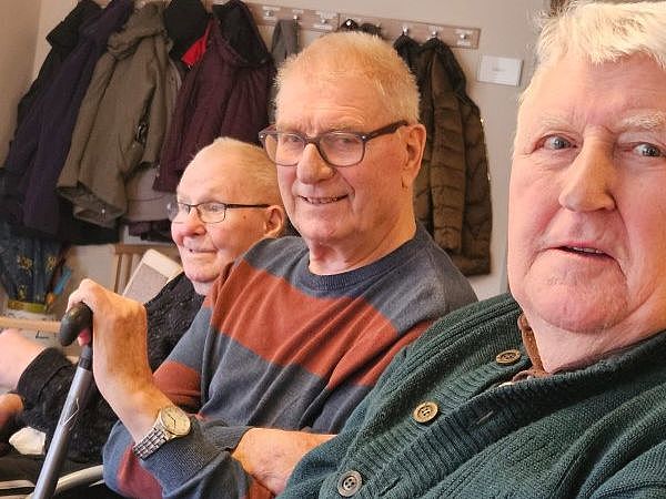 Bild zeigt 3 Besucher der Tagespflege gemütlich zusammen sitzend und sich unterhaltend