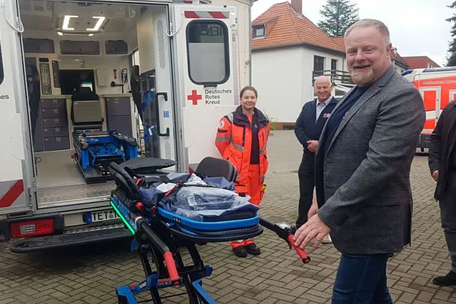 Bild zeigt den Rettungswagen mit der neuen hydraulischen Trage