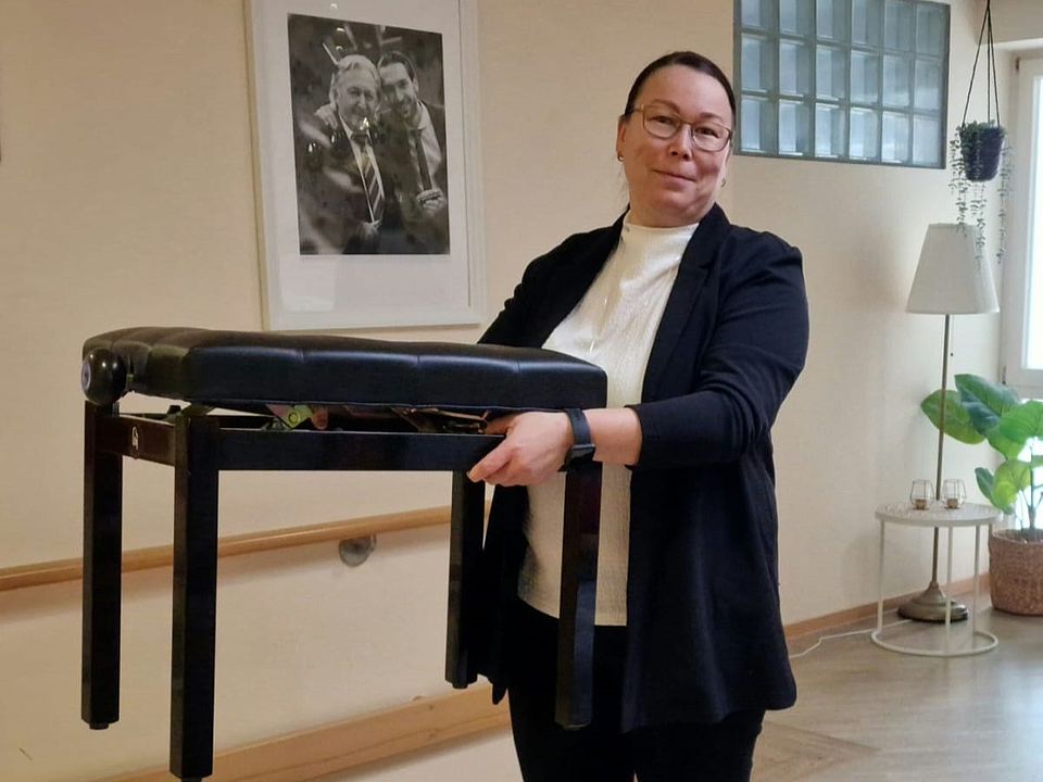 Bild zeigt Frau Kirsten Kamm mit dem gespendeten Klavierhocker