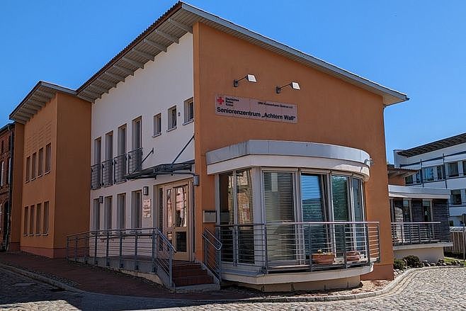 Bild zeigt die Giebelseite des Hauses in dem die Sozialstation mit untergebracht ist