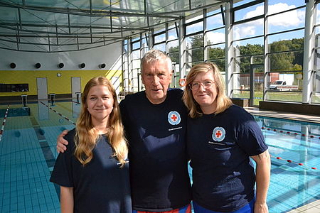 Bild zeigt unsere 3 Schwimmlehrer Juliane Zeuchner, Christian Möller und Anne Kitzmann (v.l.) stehen vor dem Trainigsbecken in der Güstrower OASE