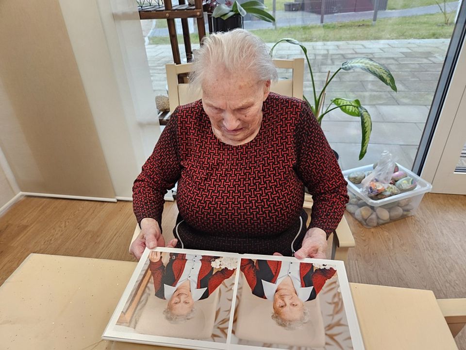 Bild zeigt Frau Waltraut Przibylla beim anschauen ihrer Bilder