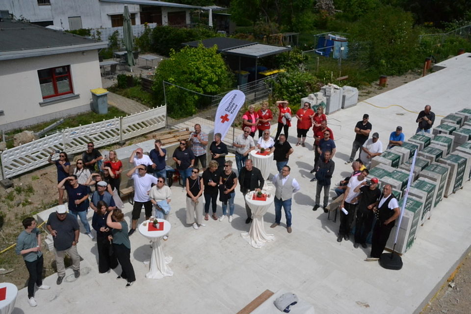 Bild zeigt einen Blick von Obergeschoß aus auf die Besucher und Gäste des Rechtfestes
