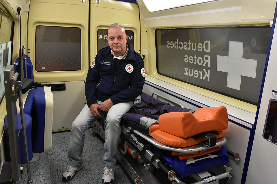 42991d2b-bb14-40d4-9fdb-b17fa1533d5c Kreisbereitschaftsleiter Danny Maser in einem der Einsatzfahrzeuge. Links kann bei Bedarf eine zweite Patiententrage montiert werden, um zwei Verletzte gleichzeitig zu transportieren.