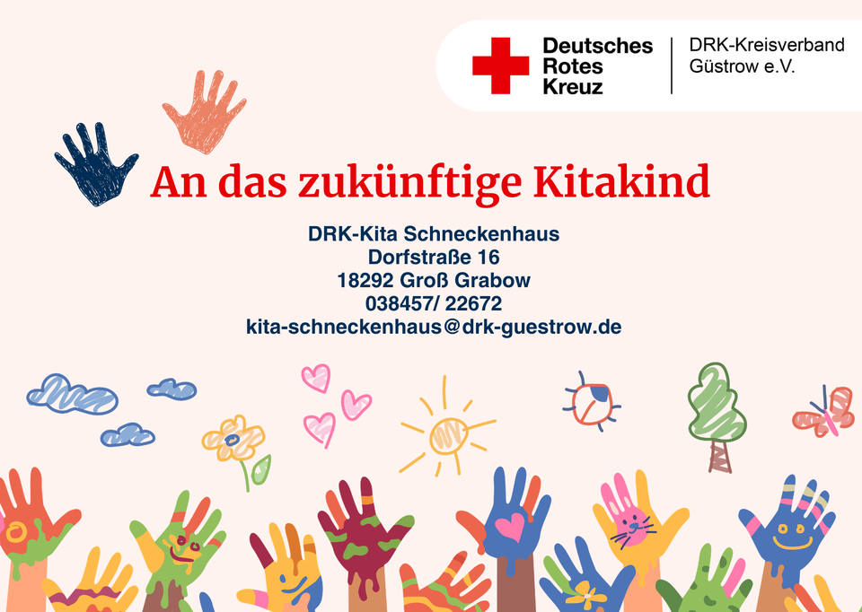 Bild zeigt eine Postkarte, welche an neue Kita-Kinder verschickt oder mitgegeben wird. Es sind am unteren Rand ganz viele gemalte Kinderhände zu sehen, bei denen die Handflächen bunt bemalt sind mit Farben und Gesichtern und Figuren. Oben rechts ist das DRK-Logo und als Text steht "An das zukünftige Kitakind" Darunter die Adresse