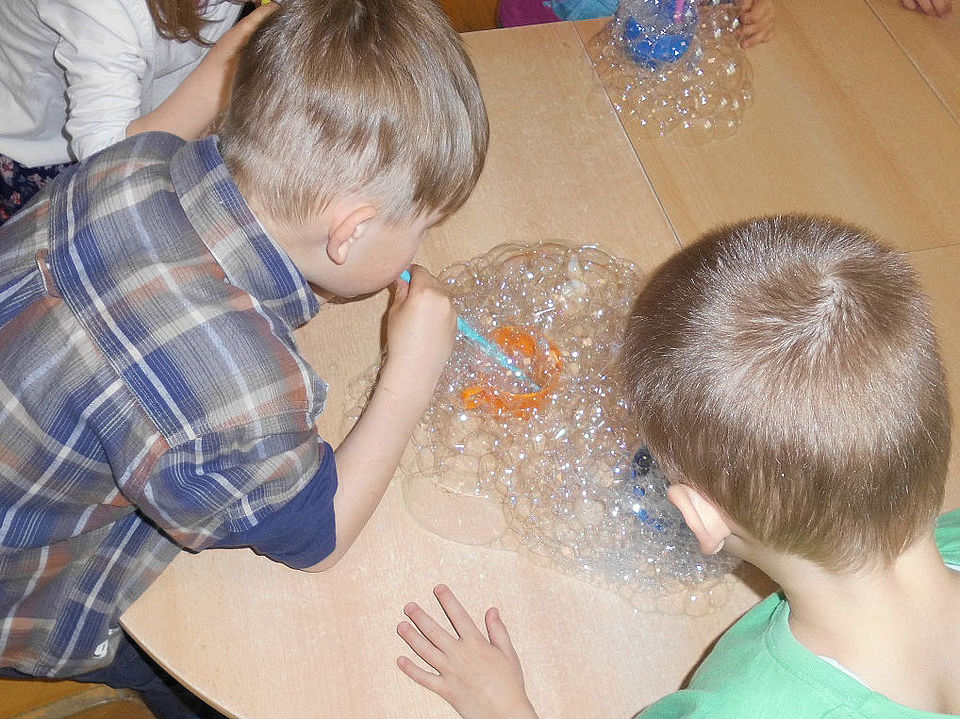 Bild zeigt mehrere Kinder mit Seifenblasen