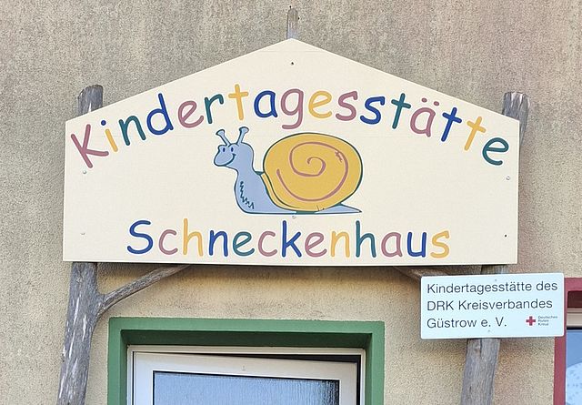 Bild zeigt das Eingangsschild der Kita Schneckenhaus