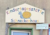 Bild zeigt das Eingangsschild der Kita Schneckenhaus