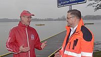Bild zeigt Mark Loeschke und Alexander Plass v.l.  stehend am Badestrand vom Güstrower Inselsee