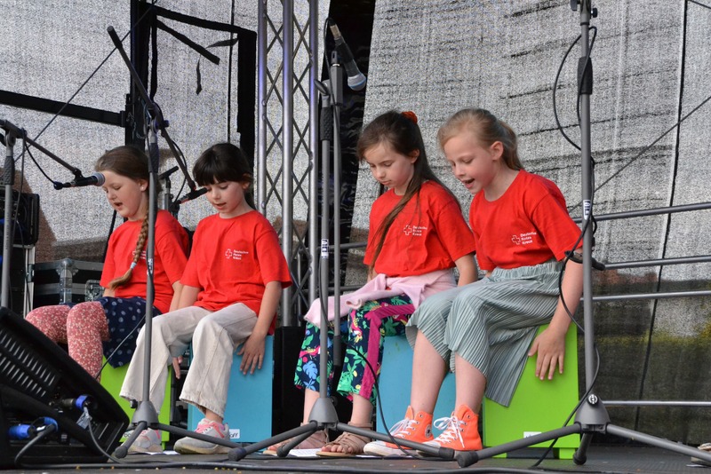 Bild zeigt Gruppe von Kindern bei der Aufführung eines Programmteiles