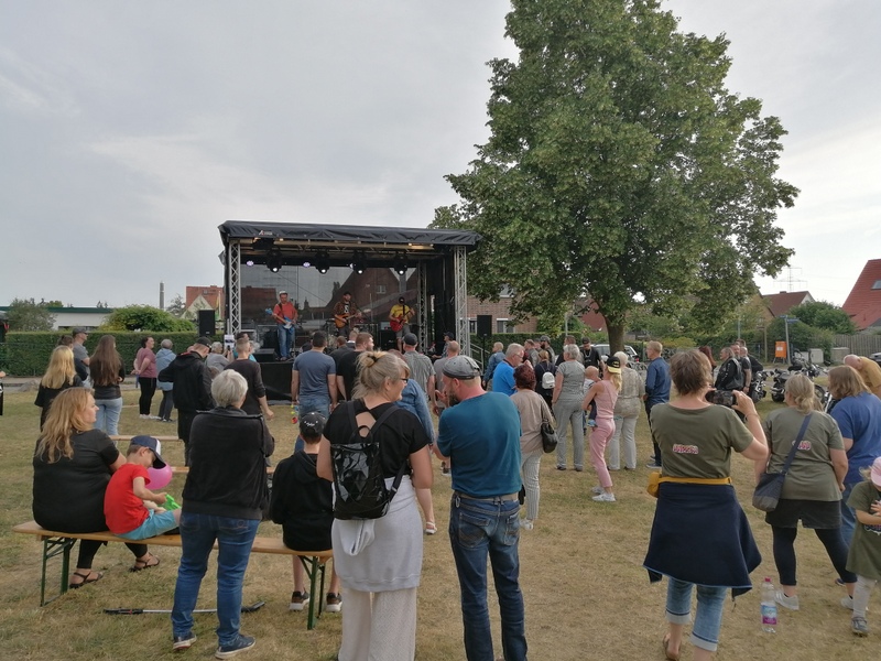 Bild zeigt Besucher des Festes vor der Bühne