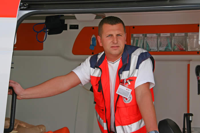 Bild zeigt einen Mitarbeiter im Rettungsdienst