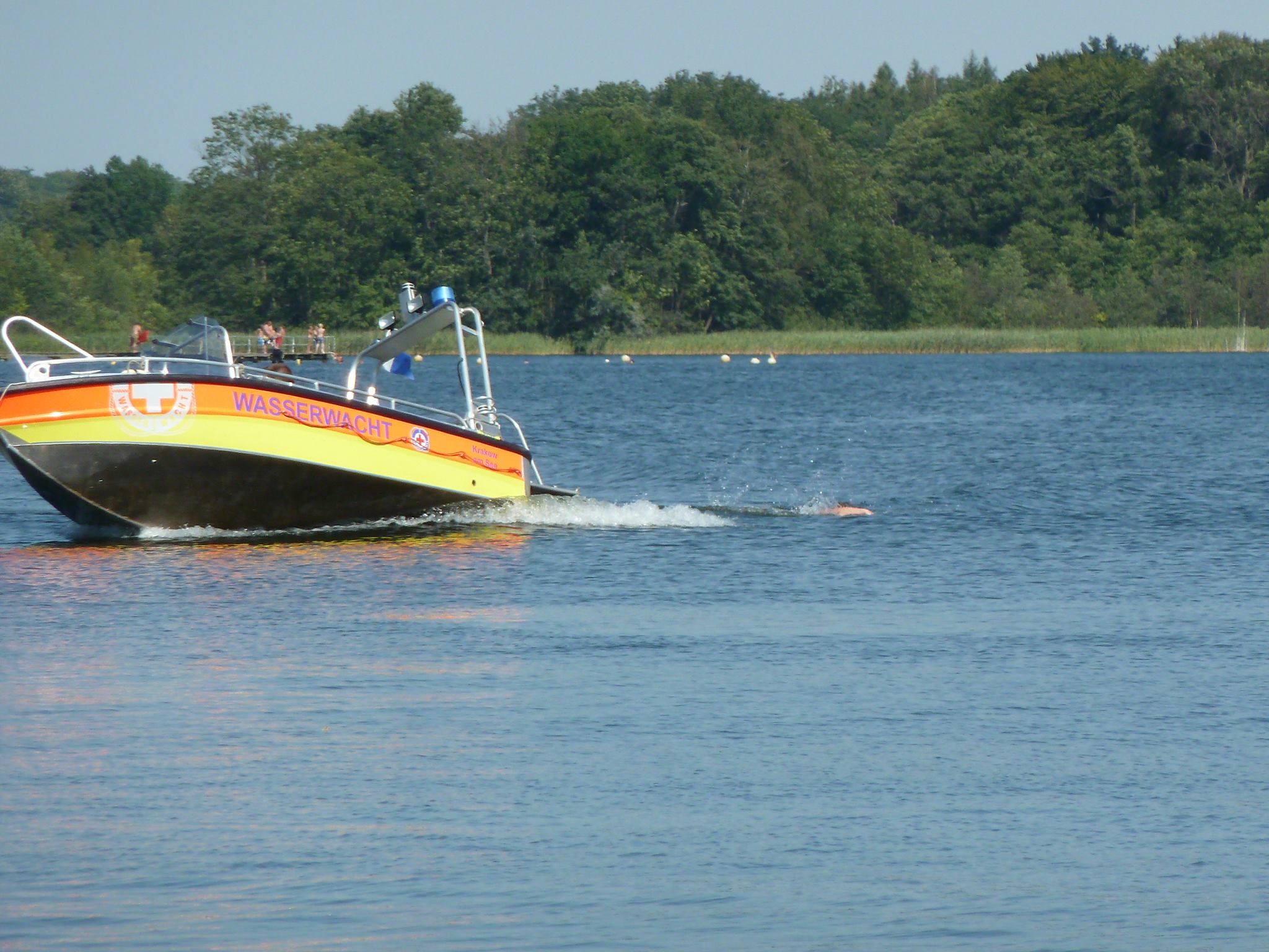 Bild zeigt ein Wasserwachtboot