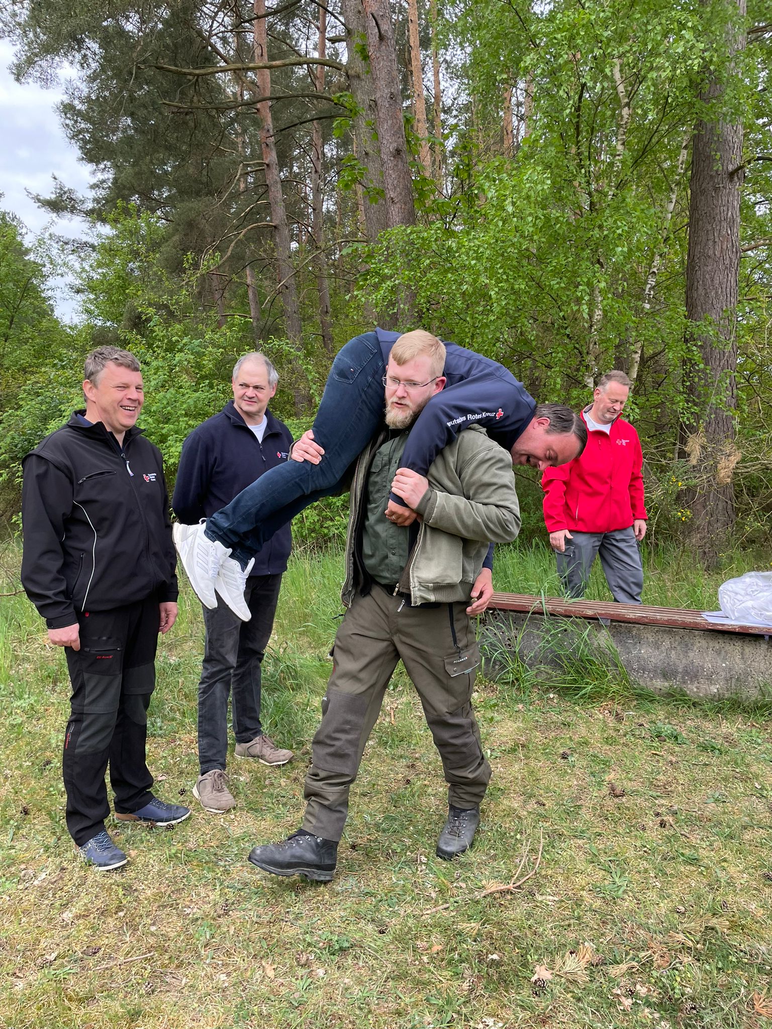 Bikld zeigt wie ein eventuell Verletzter im Wald transportiert werden kann