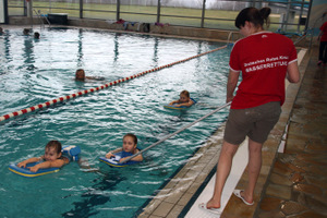 Kinder beim Schwimmunterricht