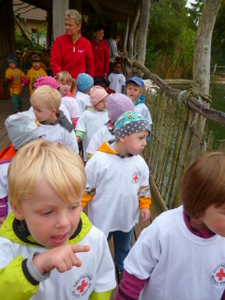 Gruppe von Kindern im Vogelpark