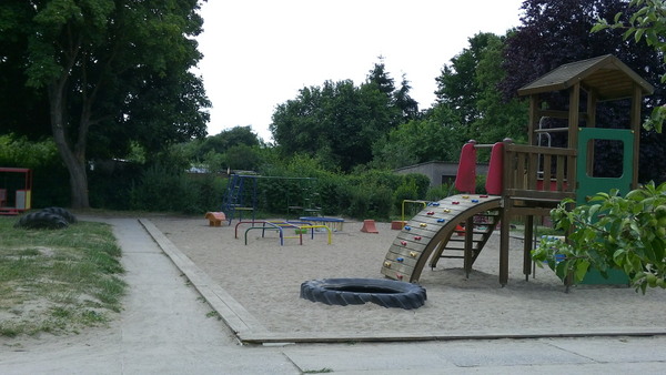 das Bikld zeigt einen riesengroßen Sandkasten