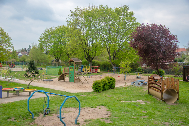 Bild zeigt den Außenspielplatz in seiner vollen Größe aus einer anderen Perspektive