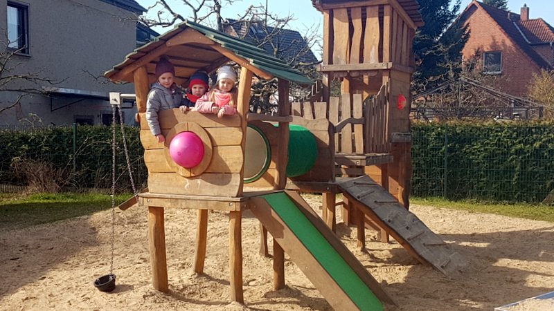 im Freien macht spielen Spaß 5 Kinder sitzen auf einem Spielgerüst in Form einer Lokomotive