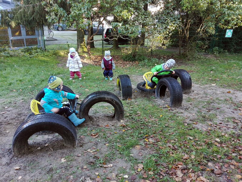 auf dem "Fahrübungsplatz" Bild zeigt Kinder auf einem Spielplatz mit eingegrabenen Autoreifen