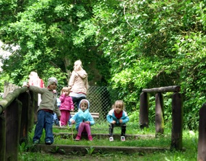 Gruppe von Kindern erkunden einen Natur-Wander-Pfad