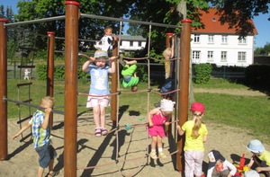 Kinder spielen in einem Seilklettergerüst