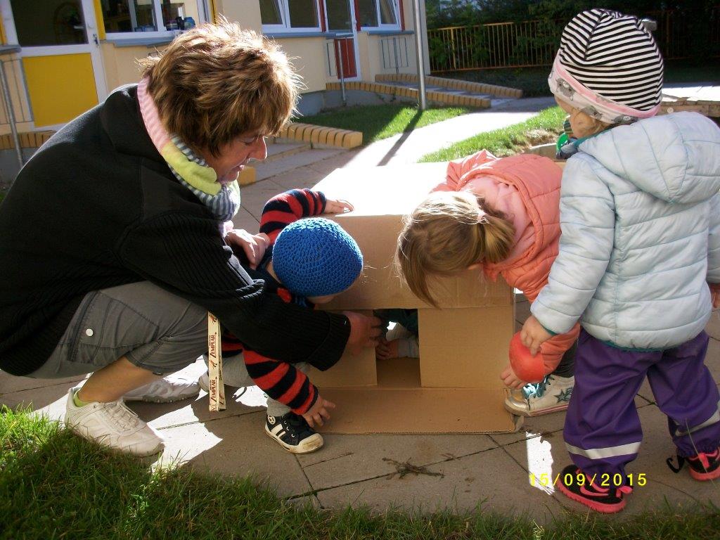 Kinder verstecken sich in einem Karton