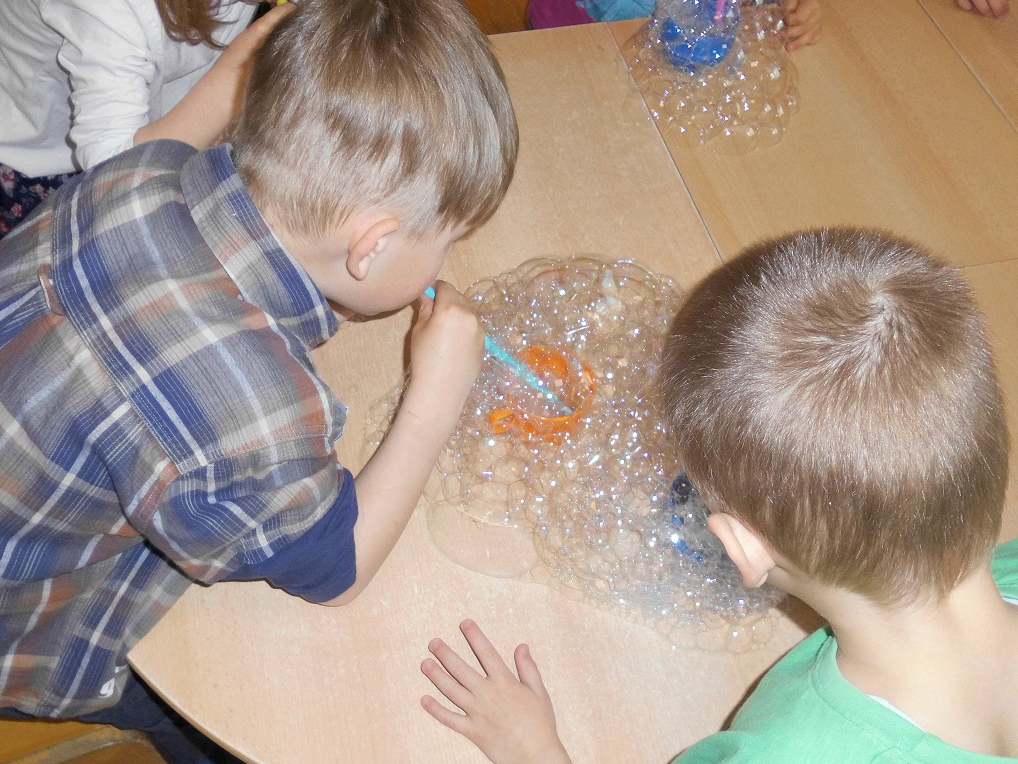Bild zeigt mehrere Kinder mit Seifenblasen