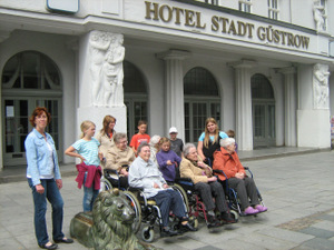 Gruppe von Bewohnern vor Hotel Stadt Güstrow - Gruppenbild