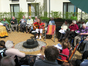 gemeinsames singen auf der Terrasse zu Gitarrenmusik