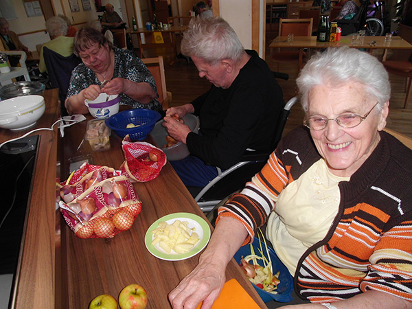 mehrere Bewohner bei Vorbereitungen zum gemeinsamen Kochen