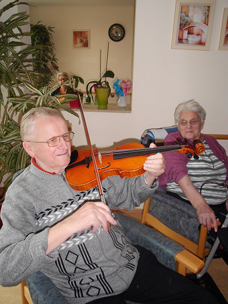 Bewohner spielt auf seiner Geige