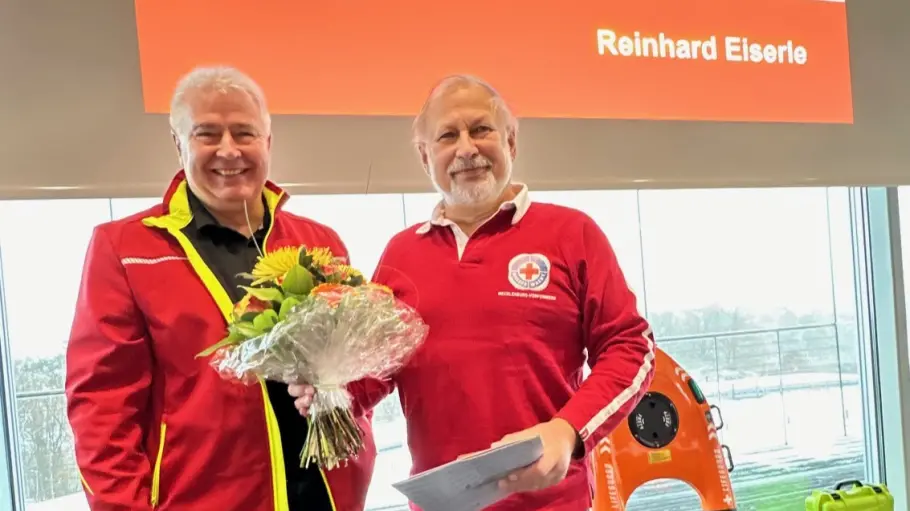 Bild zeigt Reinhard Eiserle (r.) und Thomas Pohlers, Landesleiter Wasserwacht, bei der Übergabe des Ehrenzeichen