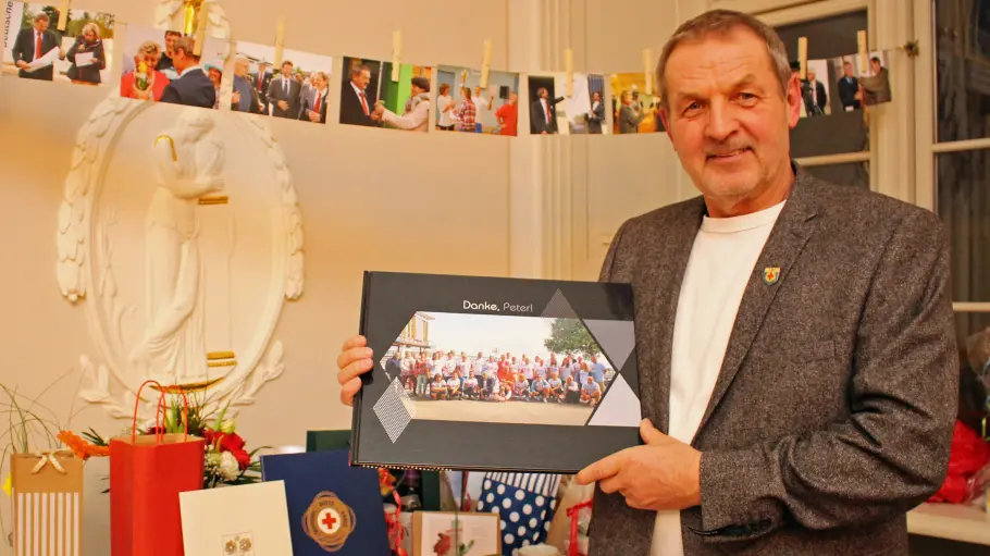 Bild zeigt Peter Struve mit dem Buch voll Erinnerungsfotos