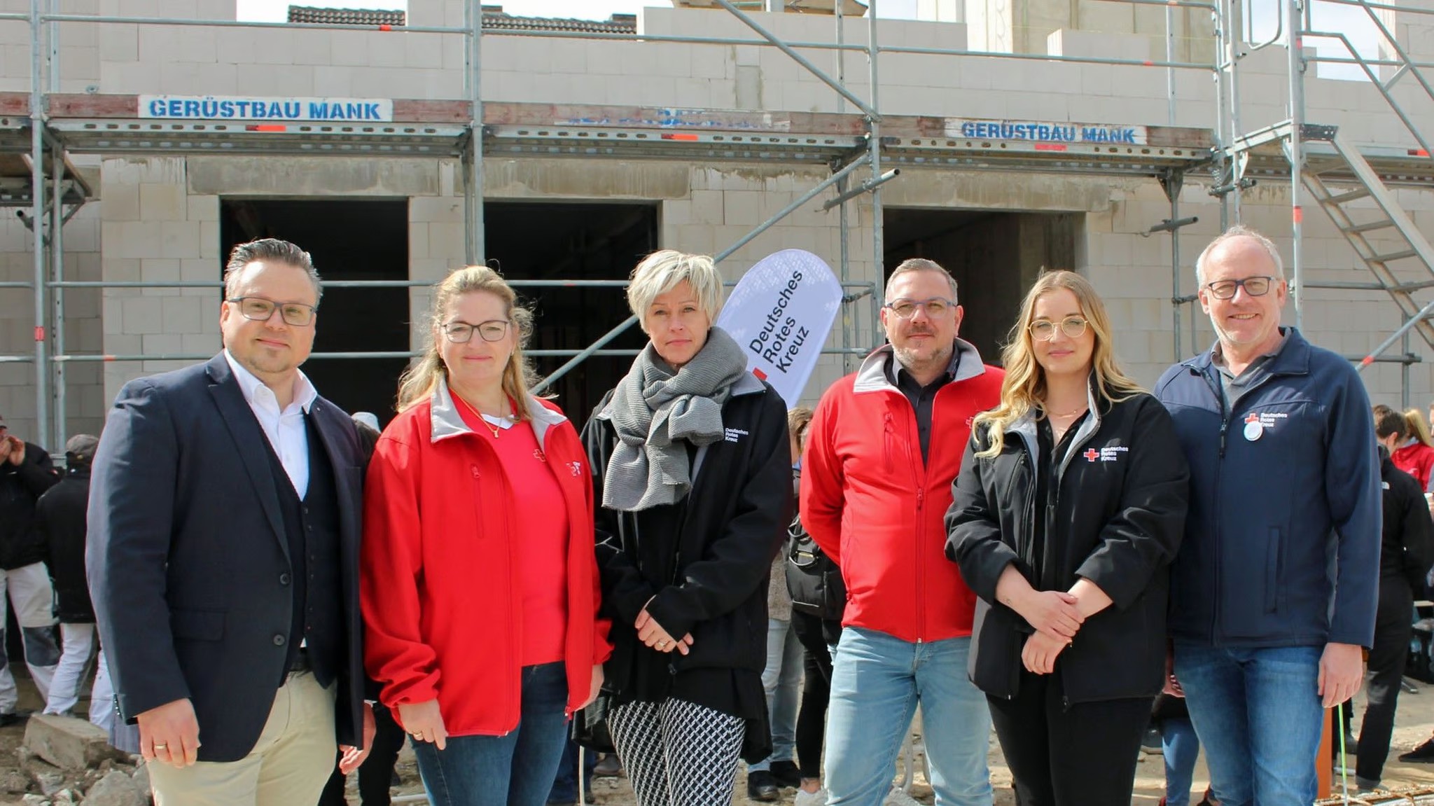 Bild zeigt Alexander Plass, Cornelia Heidenreich, Stefanie Kelch, Gunnar Quaas, Lea Schulz und Dieter Heidenreich (v.l.) im Gruppenbild bei der Grundsteinlegung