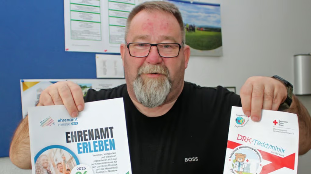 Bild zeigt Hilmar Fischer mit dem Plakat für die Ehrenamtmesse und dem Plakat für die DRK Teddyklinik, welche auf der Messe vorgestellt wird