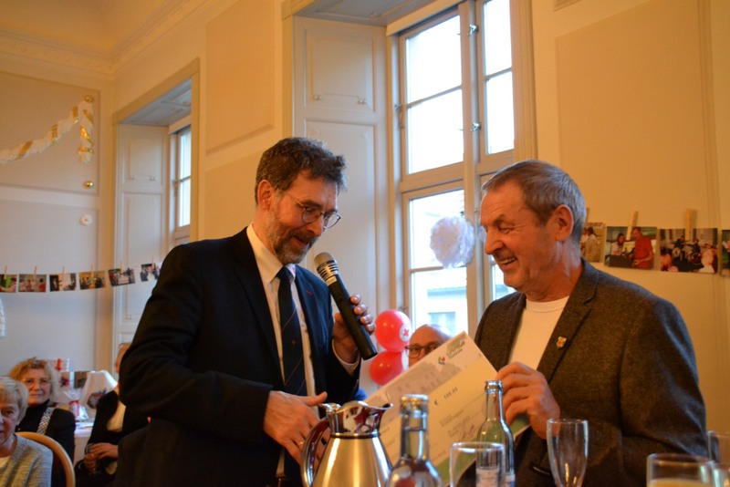 Bild zeigt Herrn Arne Schuldt, Bürgermeister von Güstrow mit Herrn Peter Struve bei der Übergabe eines Spendenschecks