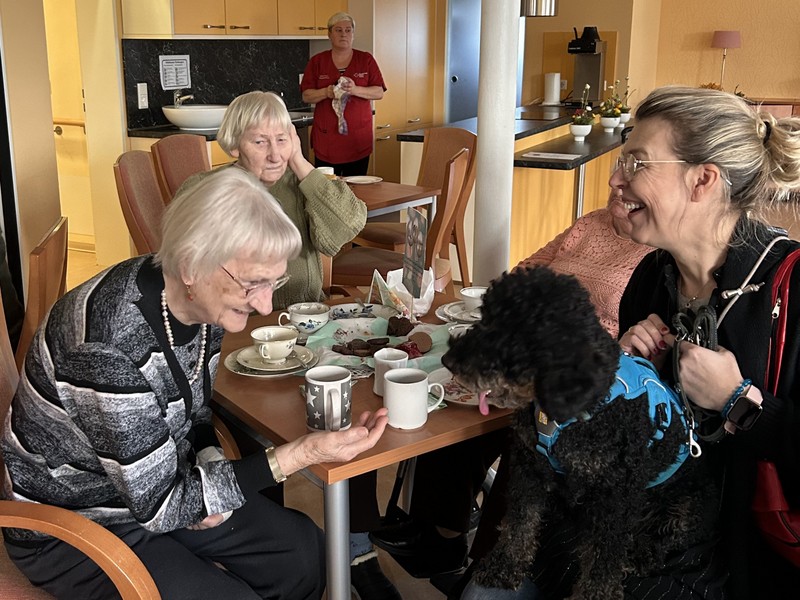 Bild zeigt Frau Ricarda Maeth mit ihrem Hund Bilou und Tagesgästen 
