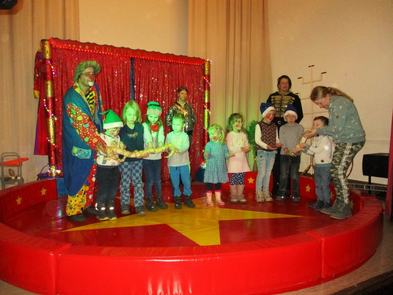 Bild zeigt Kinder mit dem Zirkus Ascona bei der Programmaufführung