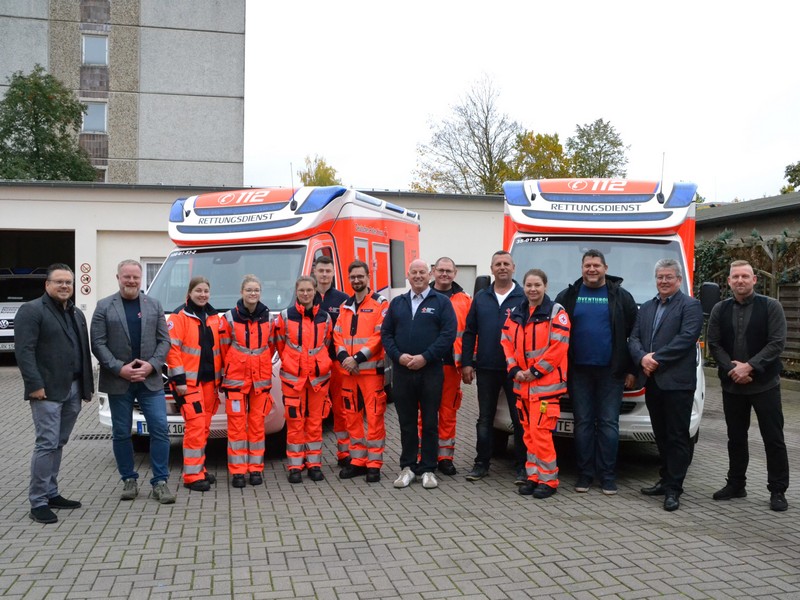 Bild zeigt Mitglieder der Rettungswache vor dem neuen RTW