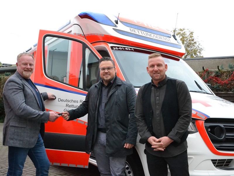 Bild zeigt Alexander Plass, Vorstandsvorsitzender des DRK Güstrow (M.), und Frank Bauriedl, Geschäftsführer der DRK Rettungsdienst Güstrow gGmbH (r.), übergeben den Schlüssel an Rettungswachenleiter Gunnar Steinbrink