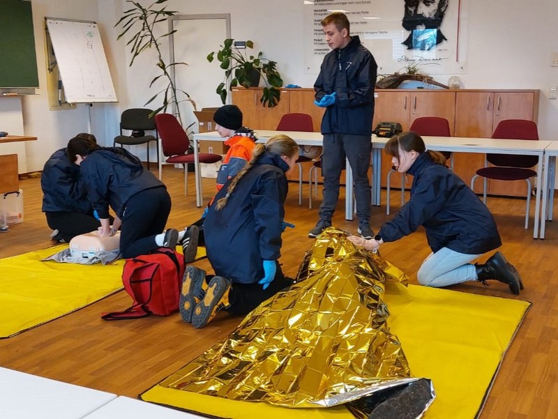 Bild zeigt Kinder vom JRK Güstrow an der Erste Hilfe Station