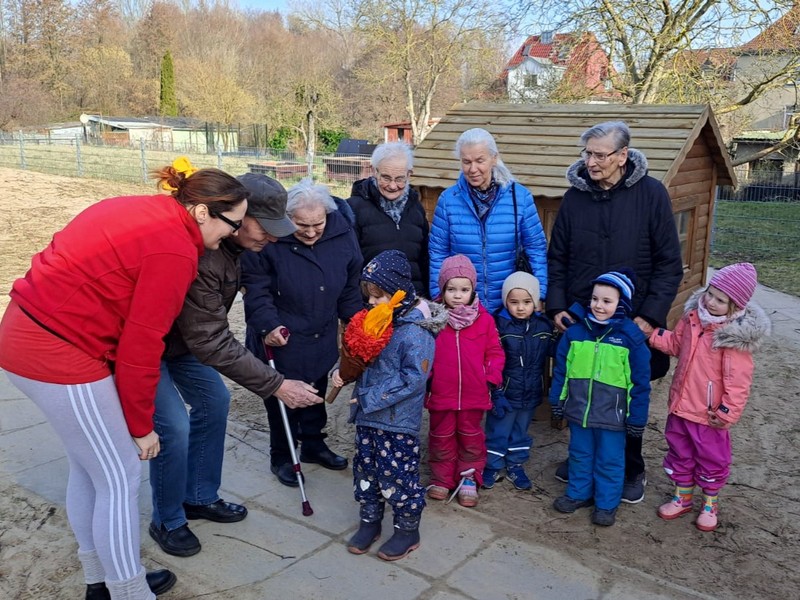 Bild zeigt eine Gruppe von Kindergartenkindern bei der Übergabe der Fackel an die Tagespflege in Bützow