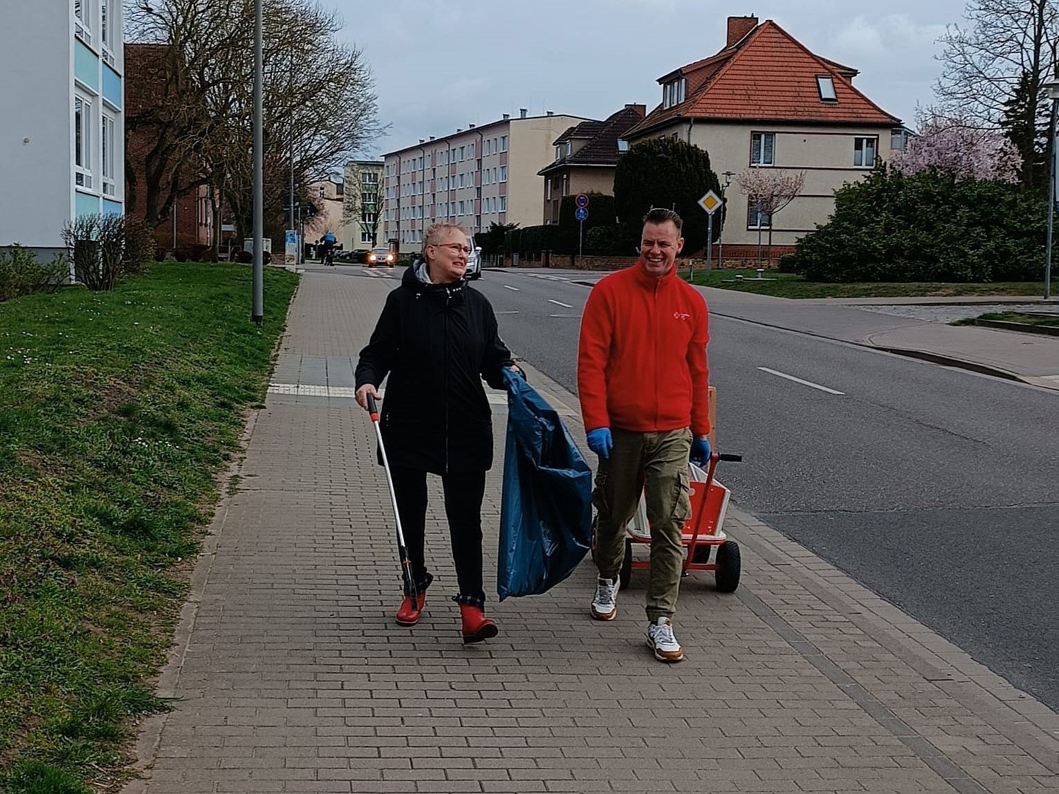 Bild zeigt Quartiersmanager Christian Schwanbeck mit Bollerwagen auf dem Weg zum Sammelpunkt