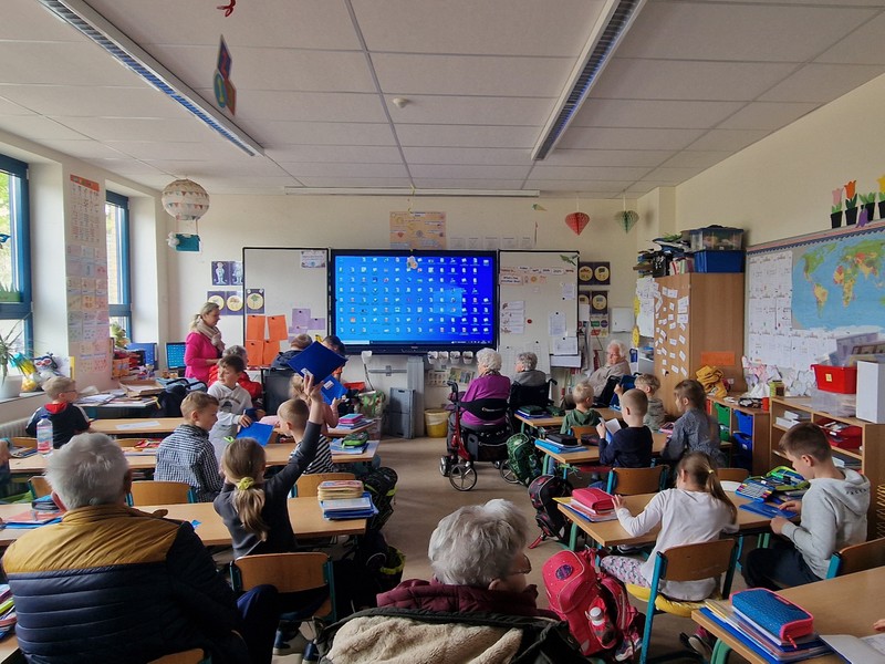 Bild zeigt ein modern eingerichtetes Klassenzimmer der Grundschüler